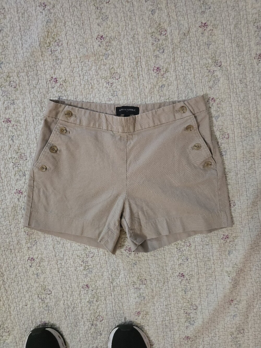 Banana Republic Women’s Shorts Size 4 Beige Tan Button DetailBanana Republic